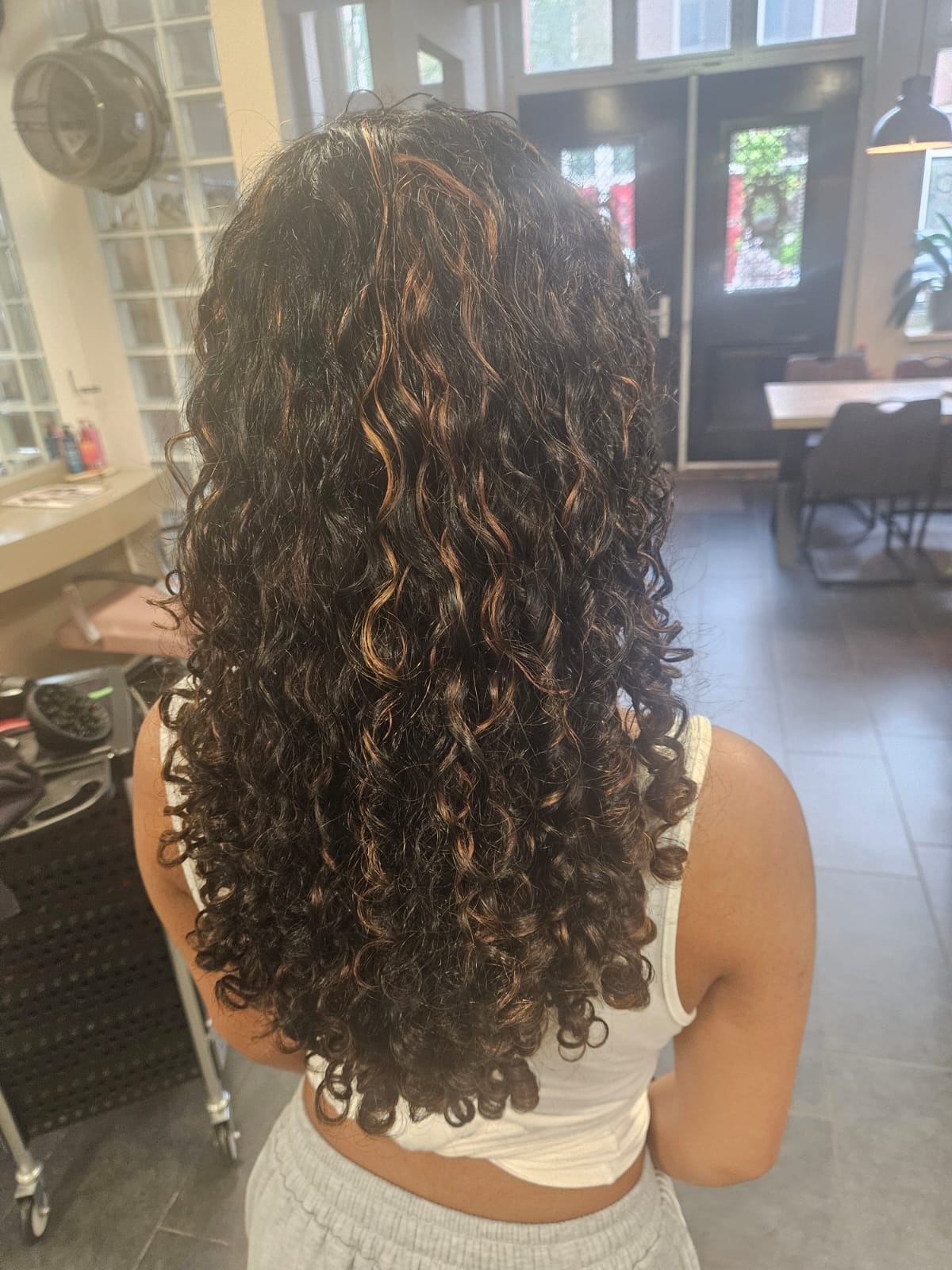 Lang krullend haar met highlights